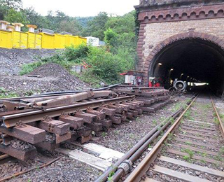 Schienen vor dem Tunnel